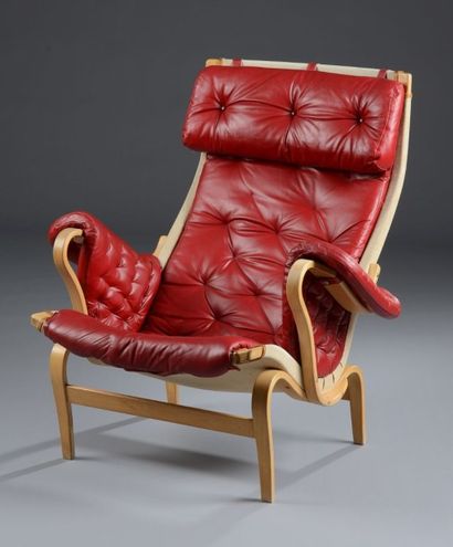 null 1 fauteuil Pernilla garni en cuir rouge de Bruno Mathsson (1907-1988) édité...