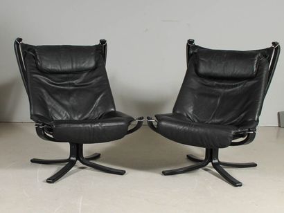 null 1 paire de fauteuils "Falcon" de Sigurd Ressell garnis en cuir noir fabriqués...