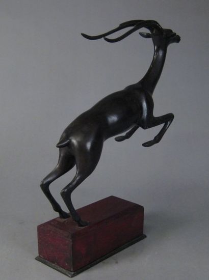 null 1 statue en bronze à patine fonçé représentant une antilope sur 1 socle en bois...