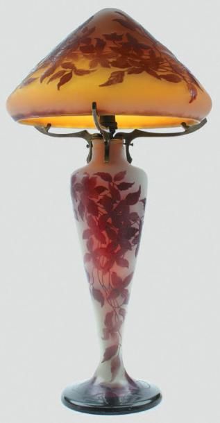 Émile GALLÉ (1840-1904) LAMPE en verre doublé, épreuve d'édition industrielle, le...