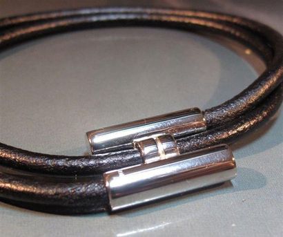 HERMES Bracelet Tourbillon en cuir noir et métal palladié. Signé, pochette