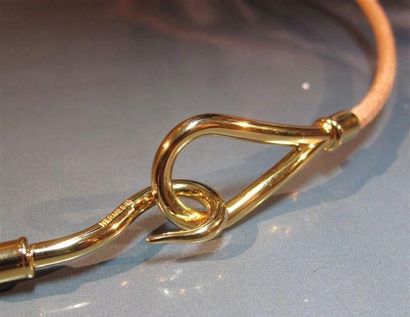 HERMES Collier "jumbo" en métal doré et cuir naturel. Signé. Pochette