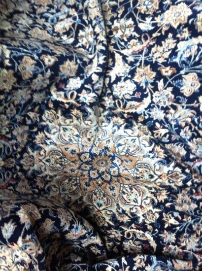 null NAIN (Iran), laine et soie
Champ bleu nuit à rinceaux et guirlandes de fleurs...