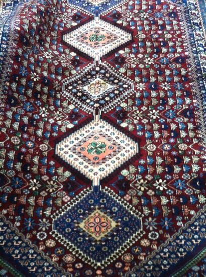 null YALAMEH (Iran), à décor géométrique sur fond rubis
235x173cm
