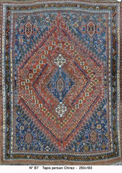 null QUASGAI (Perse), fin 19ème siècle
A décor floral géométrique
250x185cm

