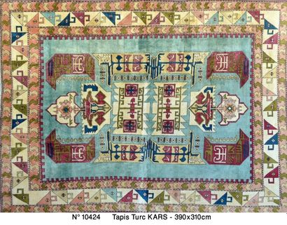 null KARS (Turquie)
A décor de pinces et décor géométrique sur fond anis
390x310...