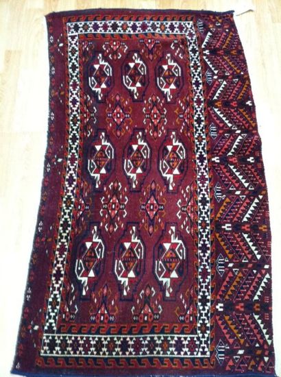 null TCHOUVAL YOMOUD-BOUKHARA (Tapis de selle), fin 19ème début 20ème siècle
Fond...