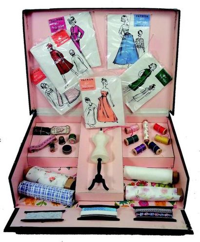 null «Mini Haute Couture» boîte contenant tous les accessoires nécessaires à la confection...