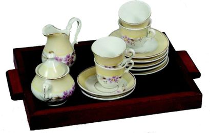 null Petit Service à thé en porcelaine sur plateau en bois. Format:22x14 cm. (un...