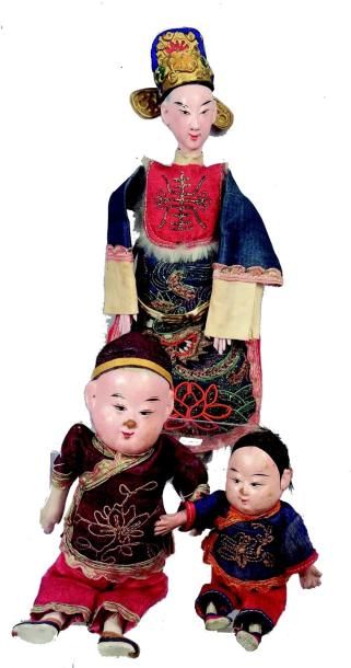 Trois poupées asiatiques dans leur état d'origine,...