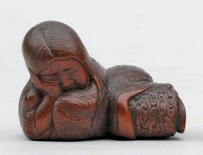 NETSUKE en bois représentant une Shojo endormie,...