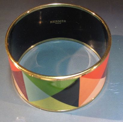 HERMES bracelet rigide émaillé à décor géométrique polychrome. Signé