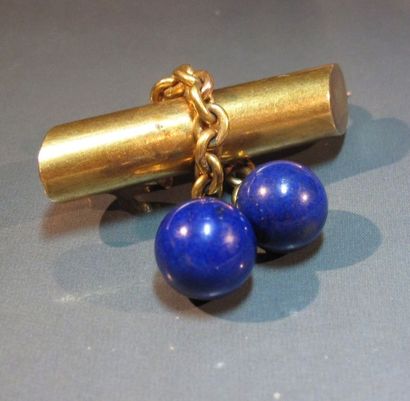 null Broche en or jaune 18 K ornée de deux boules de lapis lazuli (une détachée)....