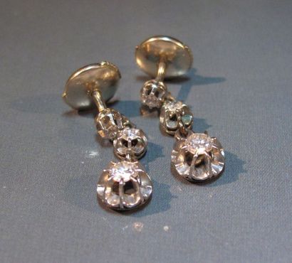 null Paire de pendants d'oreilles en or 18 K , sertis de diamants taille brillant...