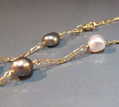 null Bracelet en or jaune 18 K orné de petites perles de culture baroques blanches...
