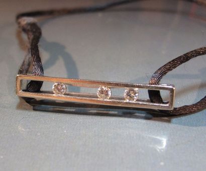 null Bracelet cordon noir, centré d'un motif en or gris 18 K serti de trois diamants...