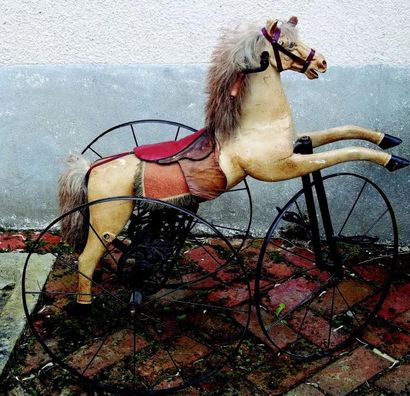 null Cheval tricycle avec corps de cheval à tête en fonte peinte et bois, harnaché...