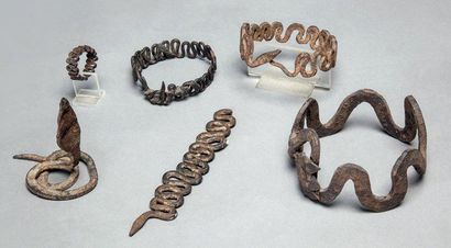  ENSEMBLE DE SIX REPRÉSENTATIONS DE SERPENT en fer noir sous forme de bague, bracelets...