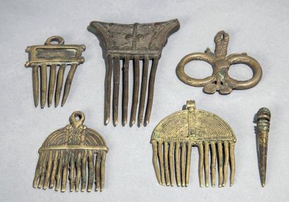 null LOT DE QUATRE PENDENTIFS PEIGNE LOBI, une épingle à cheveux et un rare peigne...