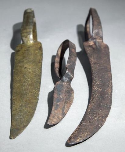 null TROIS COUTEAUX-DAGUES utilisés par les chasseurs Kabyé et Konkomba du Togo....