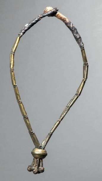 null COLLIER de cuir et feuille de laiton sur trois rangs provenant du Wodaabe Peul...