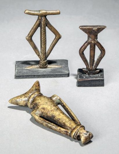 null TROIS PENDENTIFS en bronze représentant les flûtes en bois des Bwa ou des Nuna,...