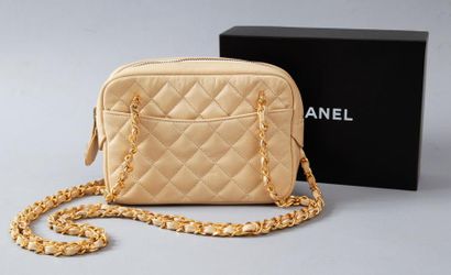 CHANEL Sac en cuir matelassé beige et les célèbres chaines dorées entrelacées de...