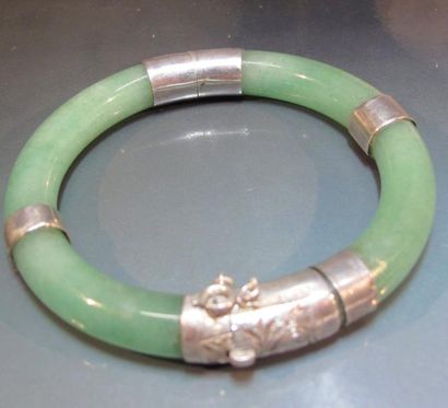 null Bracelet rigide en quartz vert aventuriné, charnières et bagues en argent. Travail...