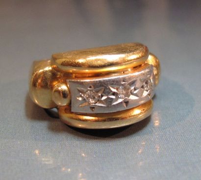 null Petite chevalière en or et platine sertie de trois diamants . Vers 1940. 6.70...