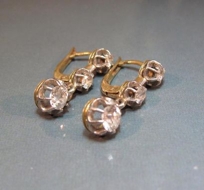 null Paire de dormeuses en or deux tons serties de diamants taille ancienne. Vers...