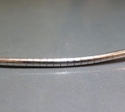 null Collier en or gris 18 K maille serpent. 13.80 g. L: 39 cm