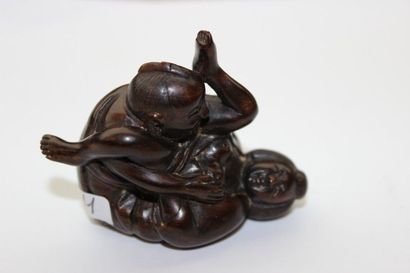 null NETSUKE en bois représentant une scène érotique, signé dans une réserve en ivoire...