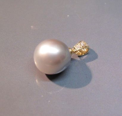 null Pendentif en or jaune 18 K serti de petits diamants et retenant une perle de...