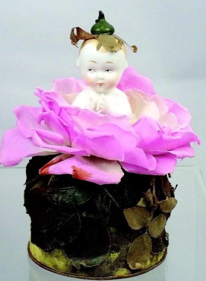 null «Bouton de rose» demi figure en porcelaine formant boîte à dragées représentant...