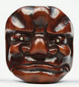 null NETSUKE en bois représentant un masque d'acteur de théâtre Nô. Ses yeux sont...