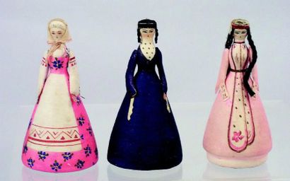 null Ensemble de trois petites poupées russes stylisées en bois et très finement...