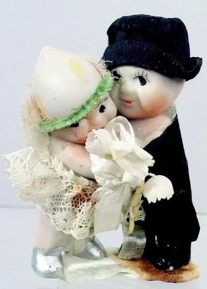 null Couple de petites poupées en biscuit «KEWPIE» habillées en mariés avec costumes...