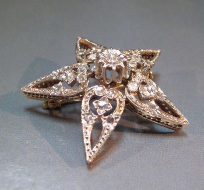 null Broche étoile en or 18 K et platine, sertie de diamants taillés en roses (manque)....