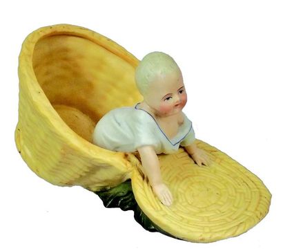 null Piano-Baby en biscuit polychrome représentant un bébé en chemise avec un chiot...