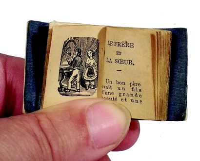  «Le Petit fabuliste» Minuscule ouvrage avec couverture en os marquée «Fables», avec...