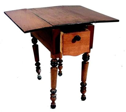 null Jolie diminutif d'une table à double abattant en bois ciré et pieds tournés...