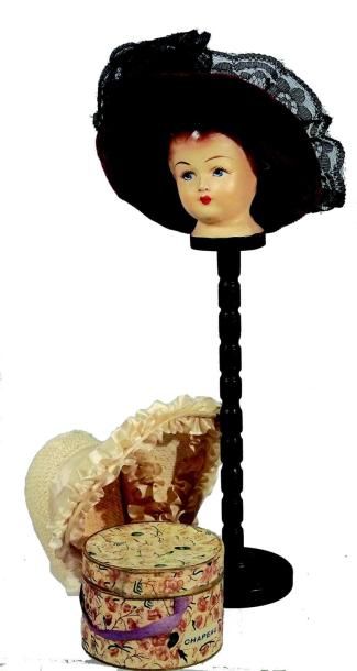 Porte chapeau avec tête de poupée en carton...