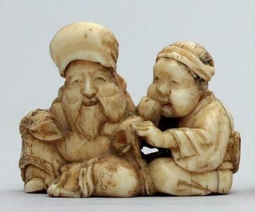 null NETSUKE en ivoire représentant Fukurukoju et Okame, signé Gyokusaï. Japon, fin...