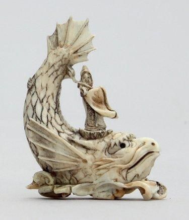 null NETSUKE en ivoire représentant la déesse Benten sur un poisson dragon, signé...