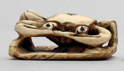 null NETSUKE en ivoire représentant un crabe sur une feuille, les yeux incrustés...