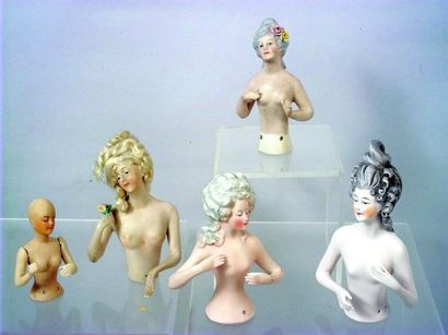 null Cinq demi-figurines en biscuit teinté, dont une avec bras articulés et une avec...