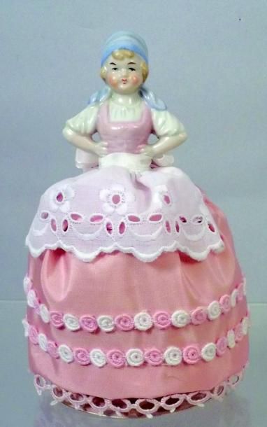 null Petite fille avec fanchon bleu pâle et robe rose formant boîte. H 17 cm