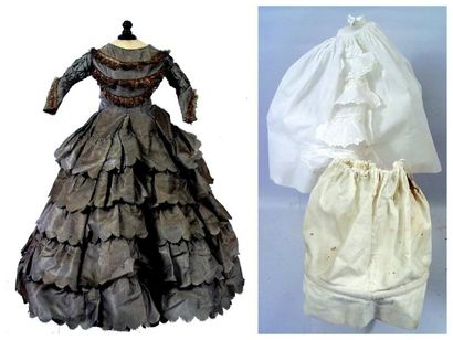 null Très belle robe de poupée parisienne du Second Empire à multiples volants «tuiles»...