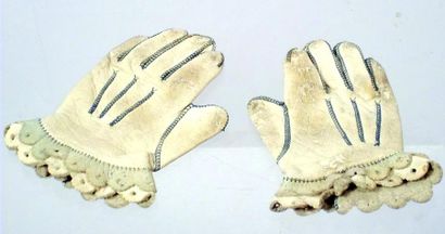 null Paire de gants de bébé en peau de très belle qualité. L 7 cm (circa 1895) Pair...