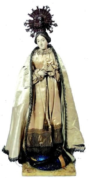 null Très belle Vierge Couronnée au serpent, en bois sculpté se tenant debout sur...